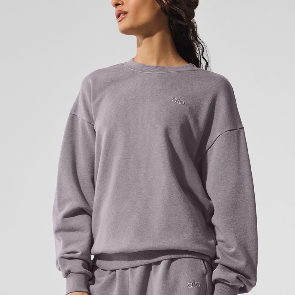 ALO Yoga Washed Accolade Crew Neck Sweatshirt in Cool Grey Wash
